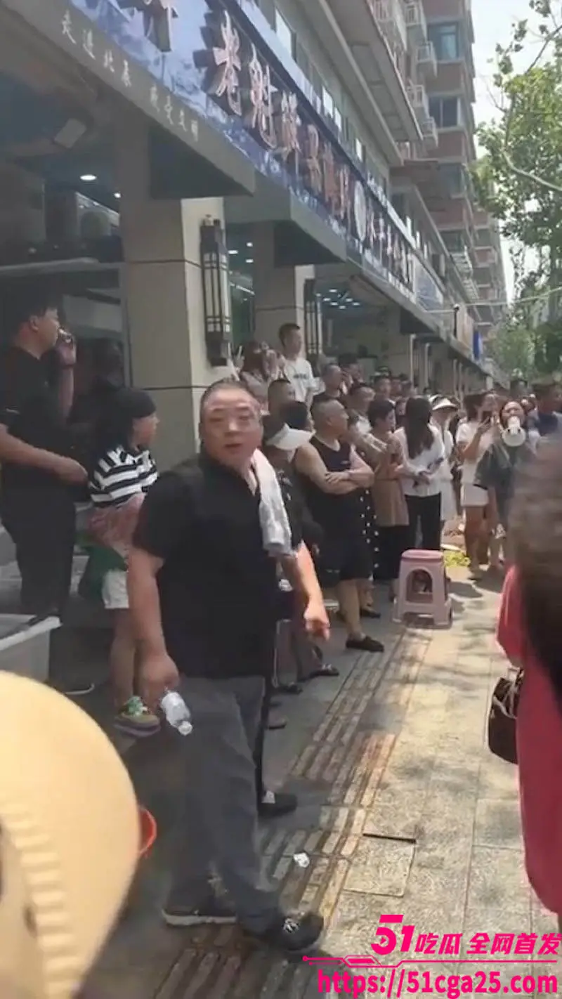 天津最牛公公!儿子抛妻弃子 出轨女主播狂刷百万礼物 公公抹黑儿媳逐出家门 真是上梁不正下梁歪! 图1