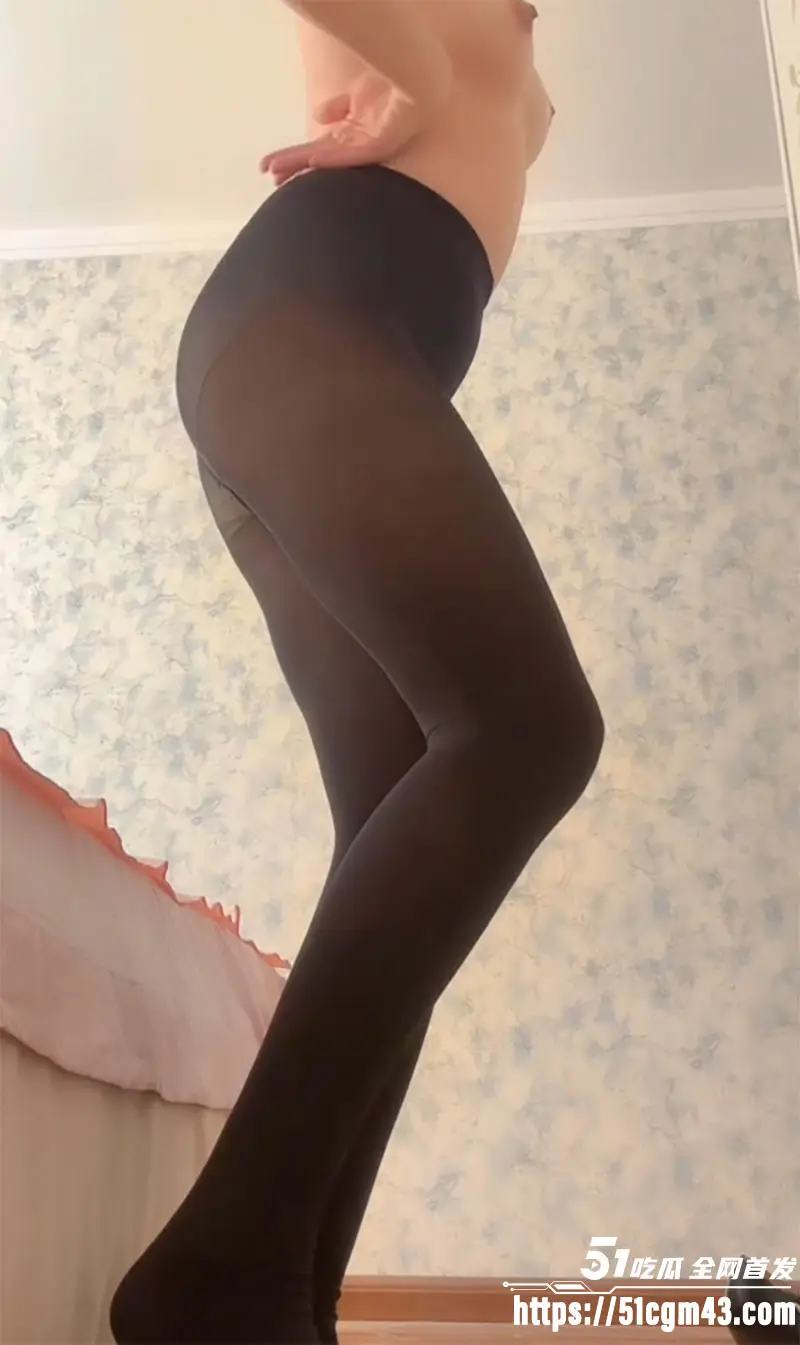 抖音少妇 源源 付费定制视频 短发苗条美女黑丝美乳自拍诱惑 纯欲反差让人鼻血横流 图4