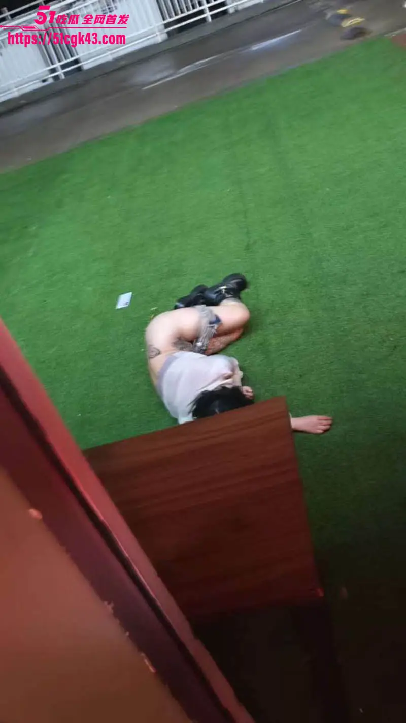 酒吧小姐姐醉倒户外露逼 翘臀纹身晃眼 现金裹身太骚浪 画面淫靡直击下体！ 图3