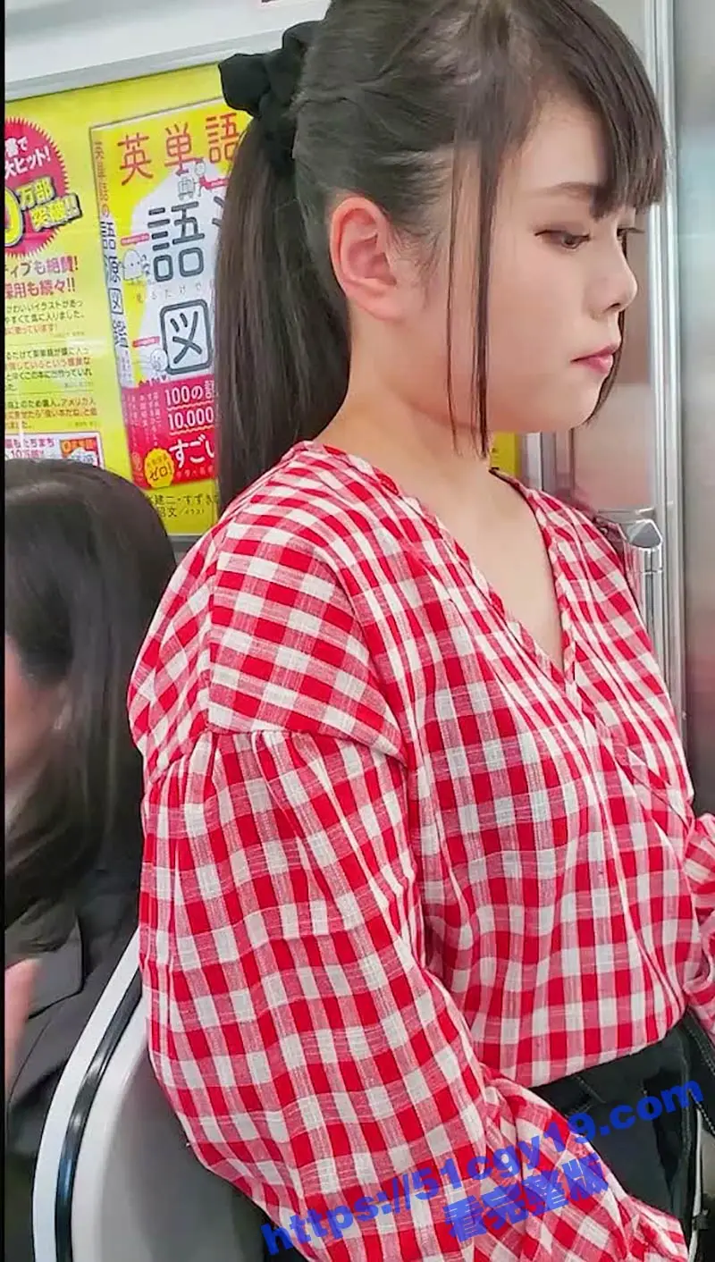 地铁偷拍清纯美少女漏奶视频 白嫩美乳暴露无遗 竟然不穿内衣出门 简直不要太骚! 图1
