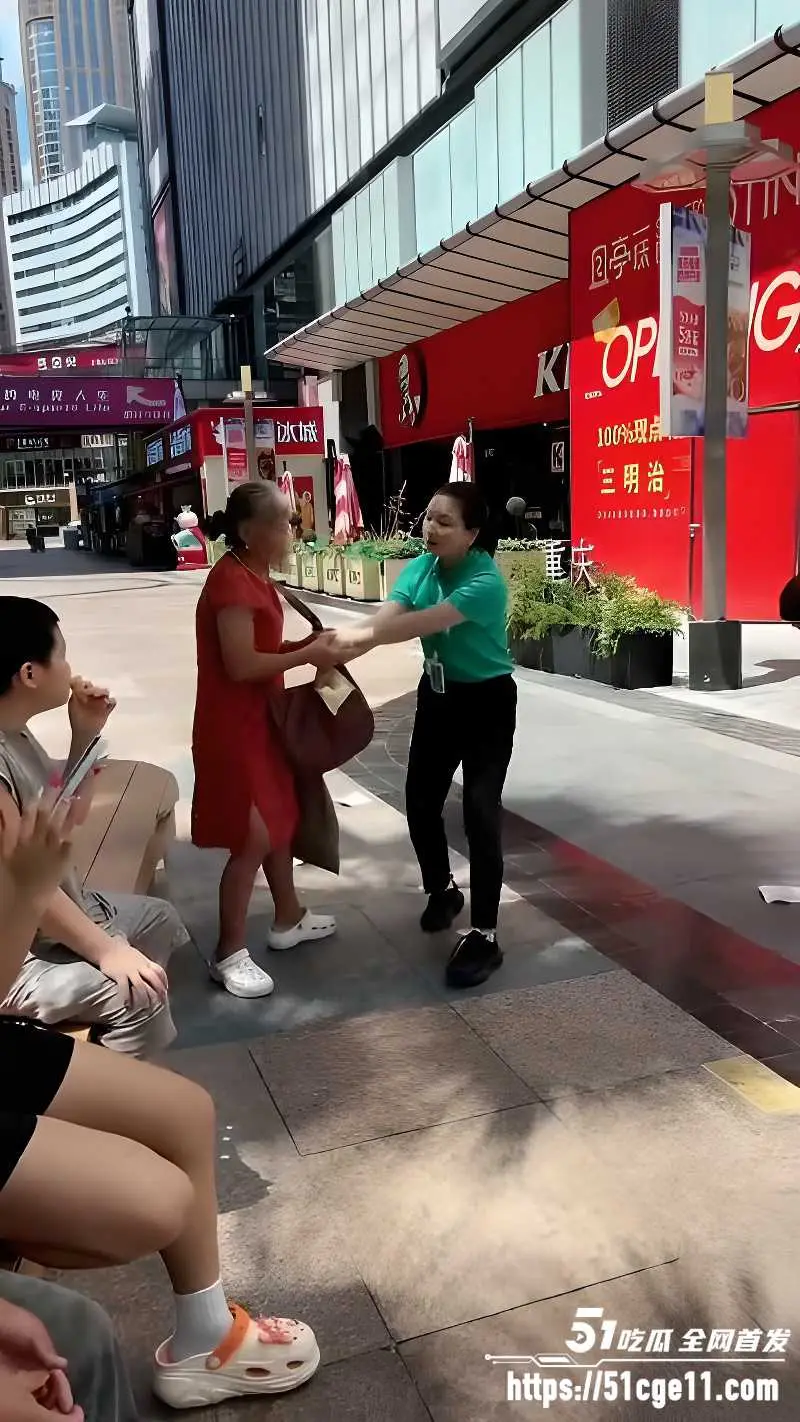 重庆南坪商圈老太太盗窃被当场逮住 究竟是坏人变老了还是老人变坏了? 图3