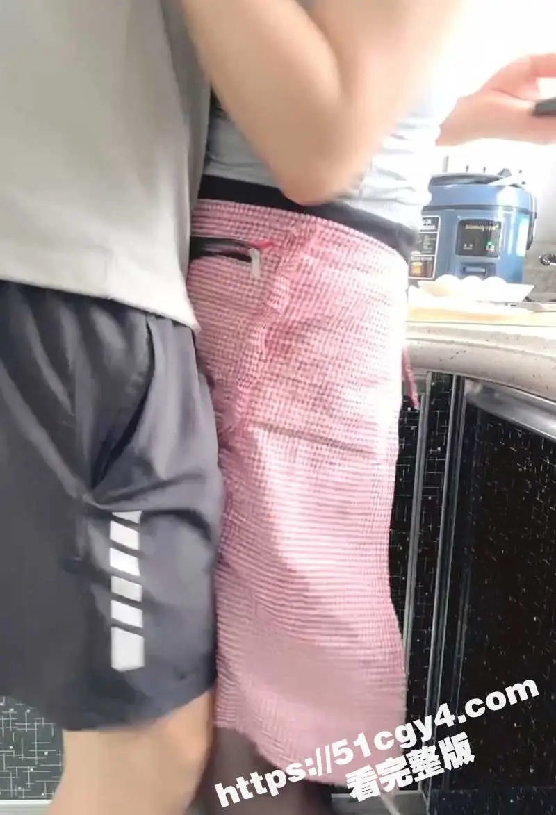 叔嫂厨房上演乱伦大戏 大屌男强插巨乳嫂子 饥渴少妇主动骑乘 淫水小穴终被操服！ 图6