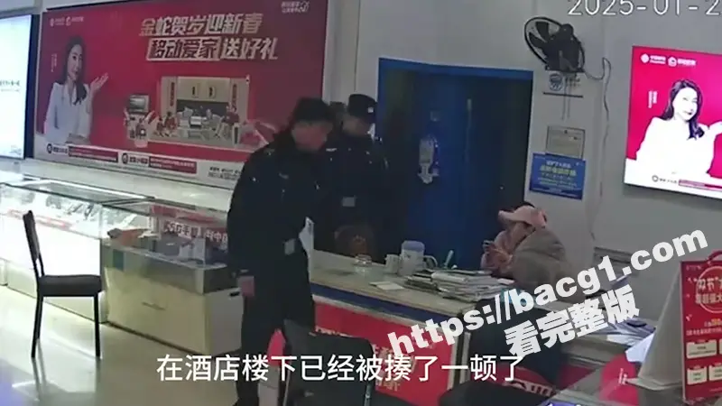 湖南桃江县小三闯入移动营业厅避难 众人大闹逼其现身 欲将小三揪出店面 最终被警察叔叔带走 图4