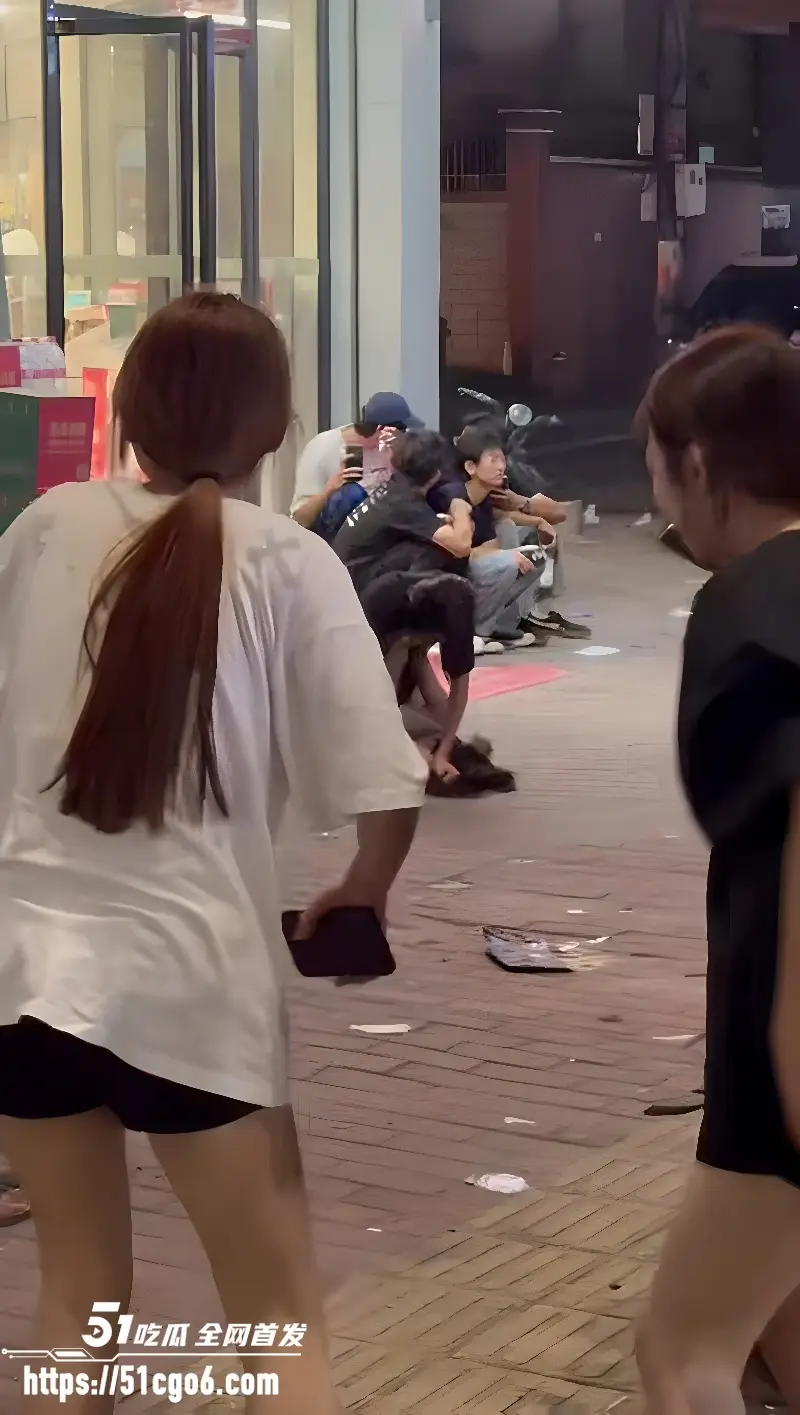 精神小妹当街打架 两女路边疯狂撕扯 跪地抱摔脏话狂飙 打起架来丝毫不输男人 图3