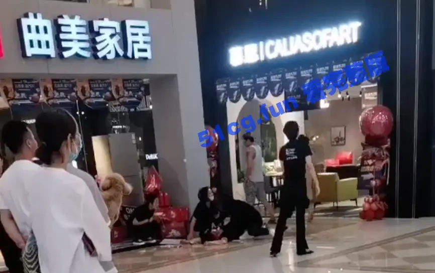 大连曲美家居老板娘被杀事件 杀人者当场被铐走 图1