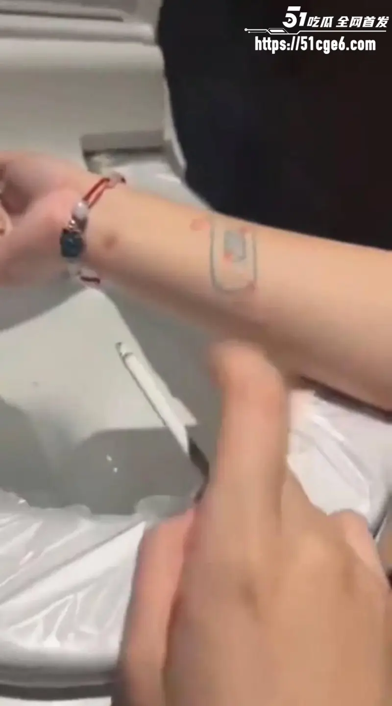 全网疯求马桶女孩 持刀自残现场割腕 筋膜脂肪清晰可见 画面血腥胆小慎入! 图8