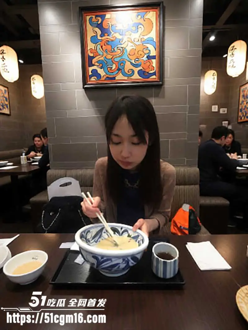 超淫大学生不雅视频 床上吃鸡表情又乖又骚 含着肉棒眼角带泪却越吃越起劲 真是太犯规了！ 图2