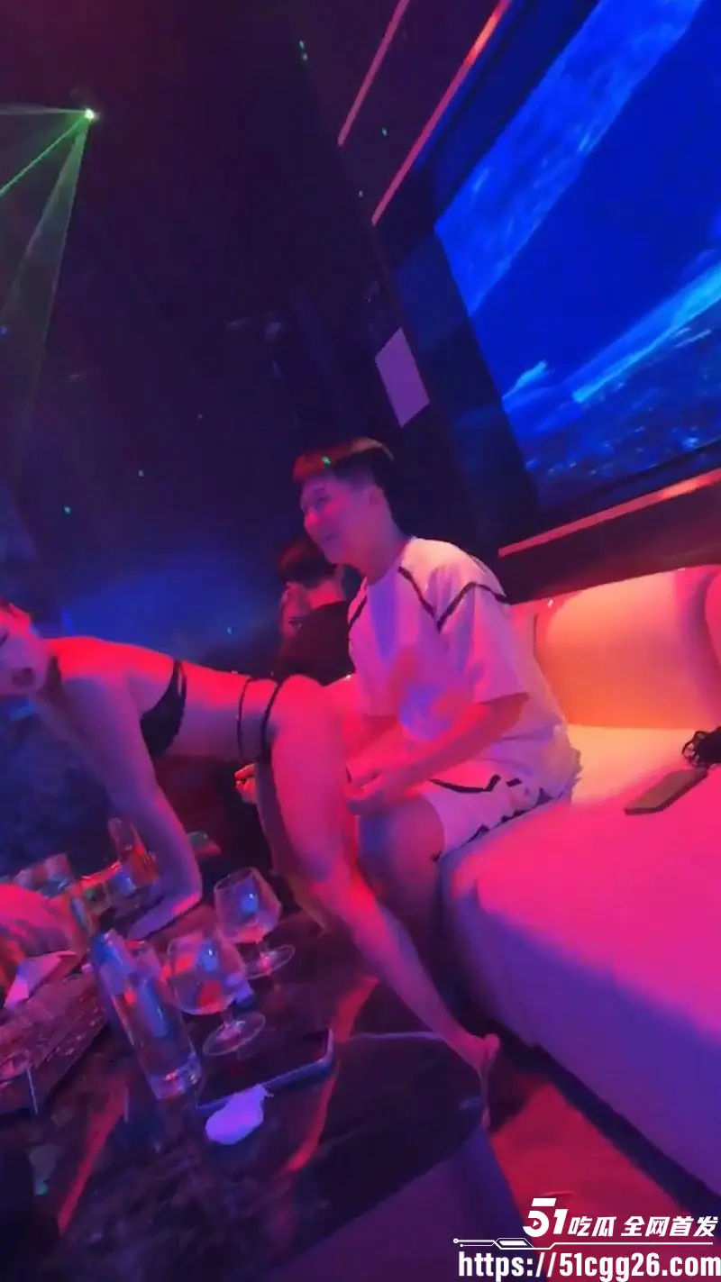 商K淫乱生活合集曝光!纸醉金迷包间金主帝王服务 比基尼小姐姐边跳舞边被摸奶 穷人永接触不到的极致欢乐! 图6