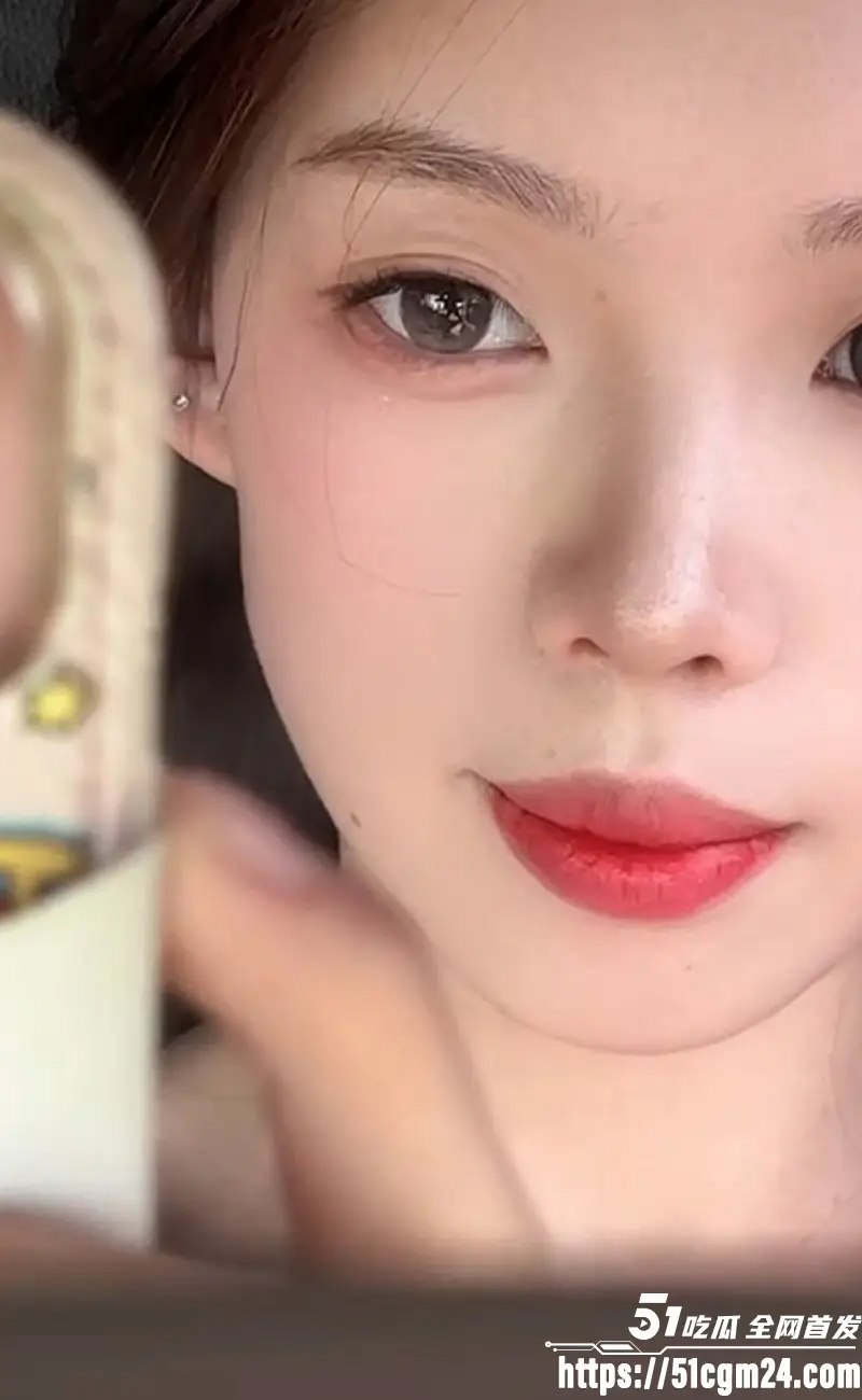 贵阳反差女销售 王家茹和 白天卖房晚上卖逼 口含大屌无套抽插 一炮值千金 图1