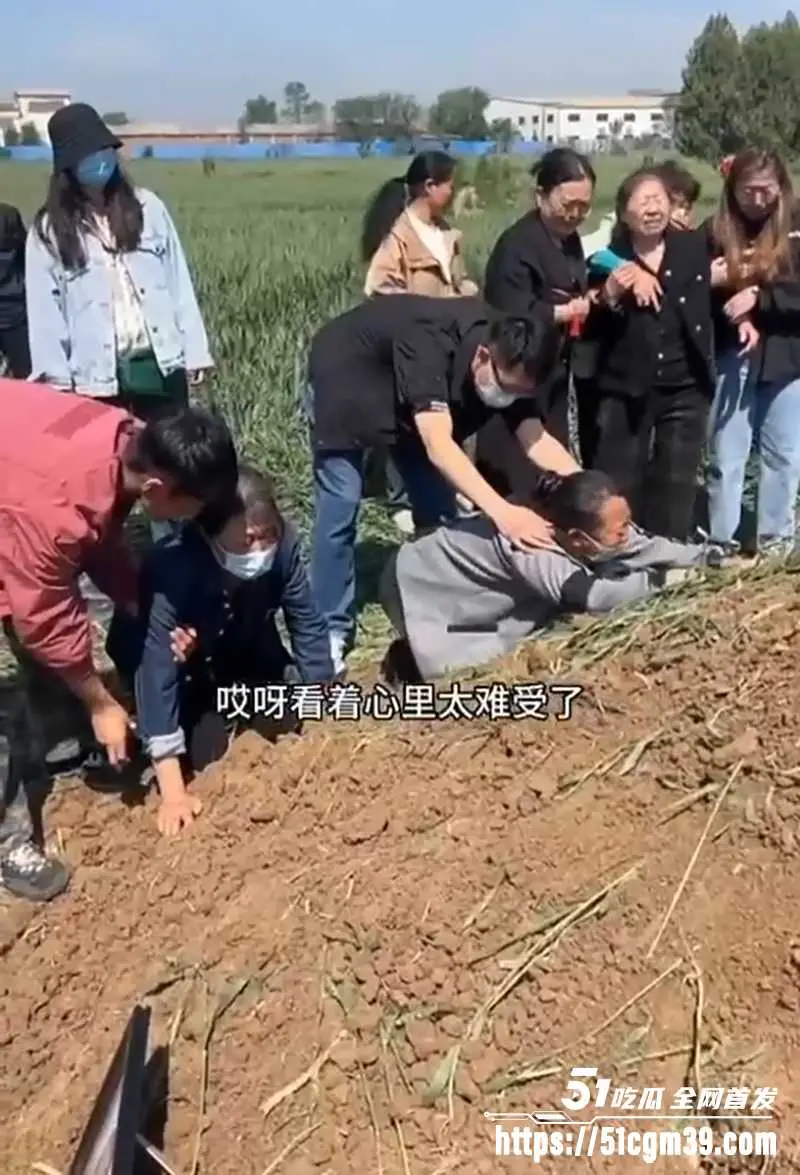 猎奇风俗 配阴婚现场直击 家人手刨黄土塞衣裳 逝人男女同框透诡异 图3