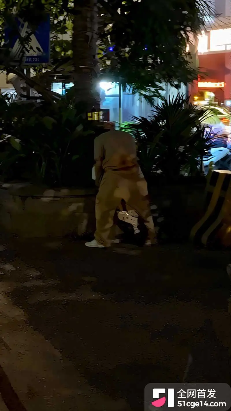 广东惠州水东街 饥渴小淫虫当街操穴 马路牙子上演激情活春宫！ 图4