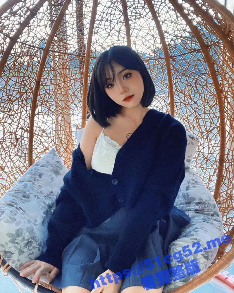 表白墙认识的大三学姐 颜值身材很有气质 在床上跪着求着主人操她 图1