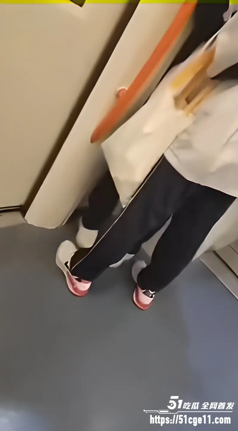 00后小情侣地铁上整活 当众又摸又扣胆子真大 公共车厢直接上手 女生配合到身体发抖 图5