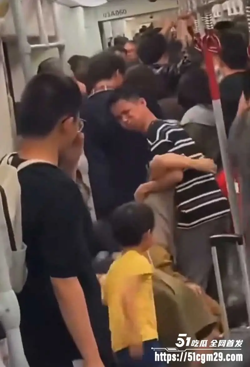 广州地铁一男子偷拍被抓报复社会 无差别攻击乘客 现场一片哀嚎 图2