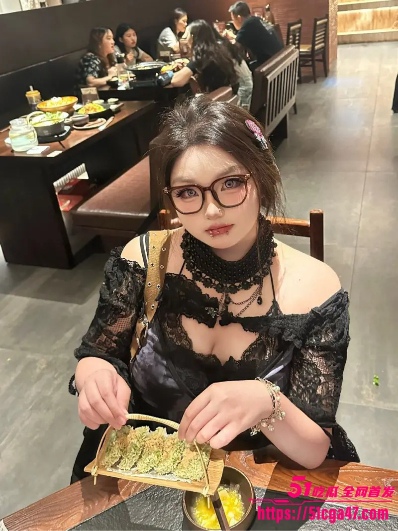 上海坦克精神小妹 刘茵 拍摄各种不雅视频 奶头穿钉暴露M属性 硕大胸脯被各种玩弄！ 图4