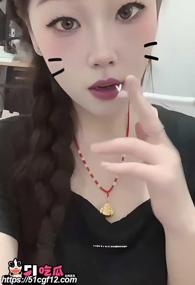 反差女大学生超淫私拍 手掰肥穴撅臀露菊 蹲地放尿喷如泉涌 后入自慰骚劲爆棚 图4