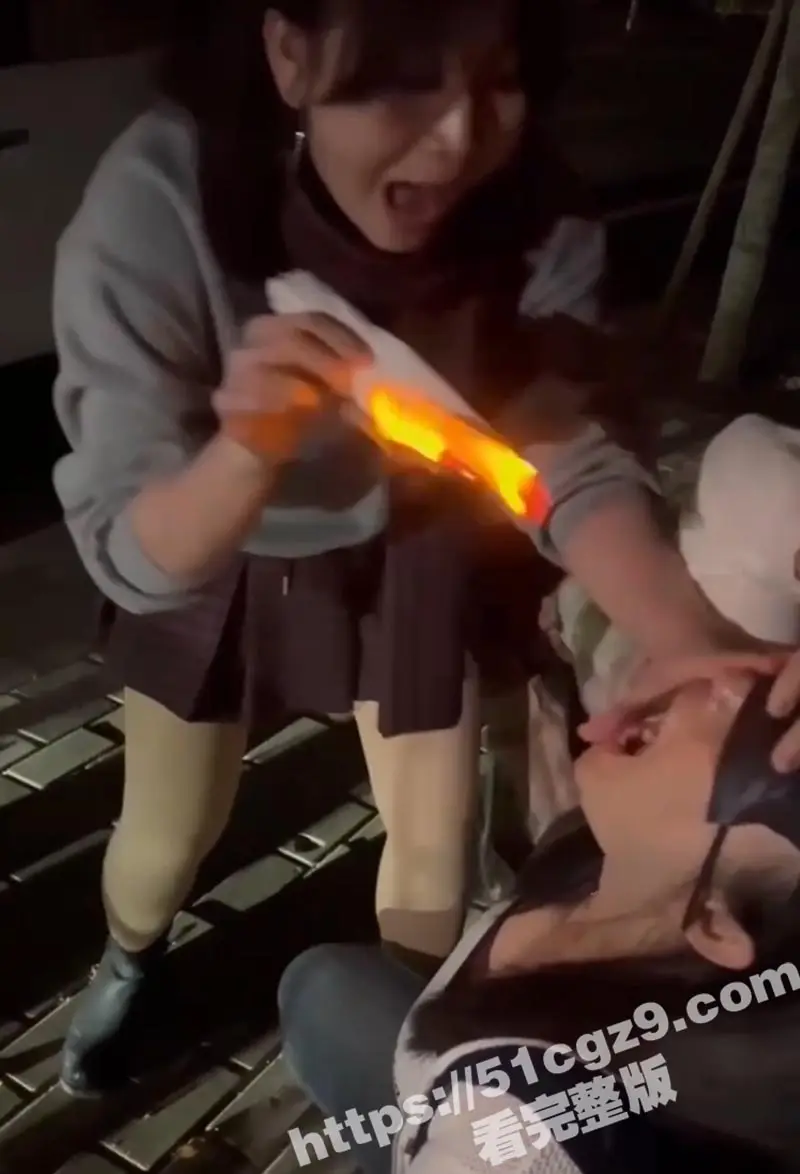 广西精神小妹深夜公园玩变态直播 为博眼球生吞燃烧纸巾 用拖鞋抽骚逼狠打小伙大屌 现场惨叫连连 图12