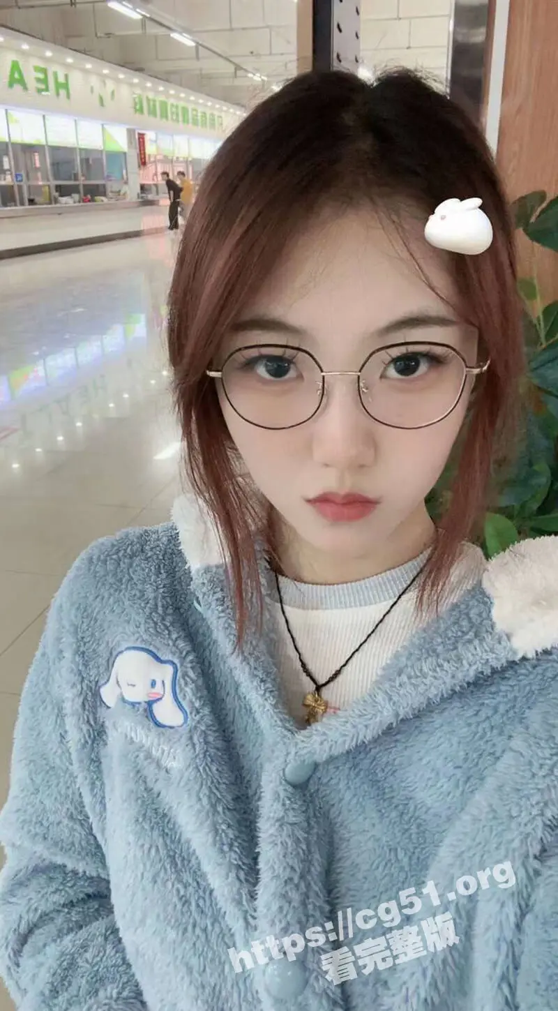 武汉大学第一反差婊 杨诗萌 沦为骚逼玩物 给金主舔屁眼被绑着在楼道猛操 像极了馋精液的小母狗 图1