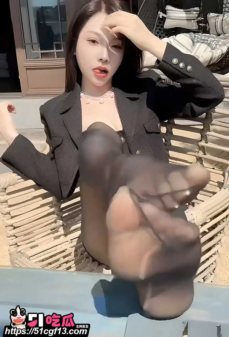 极品嫩模 徐莉芝 户外情色福利 别墅庭院淫浪脱衣 真空黑丝全裸诱惑! 图3