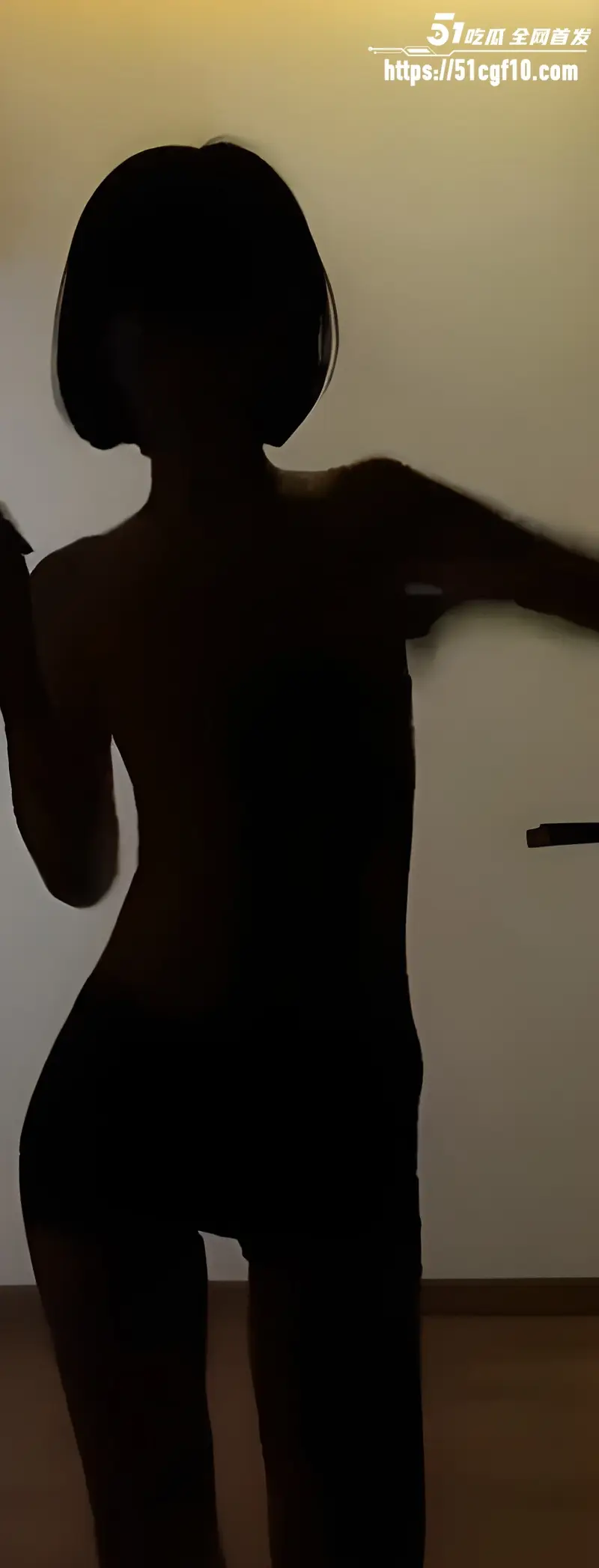 抖音风开关灯变装裸舞合集 清纯少女关灯后巨乳狂甩 反差情侣黑暗中打桩做爱! 图4