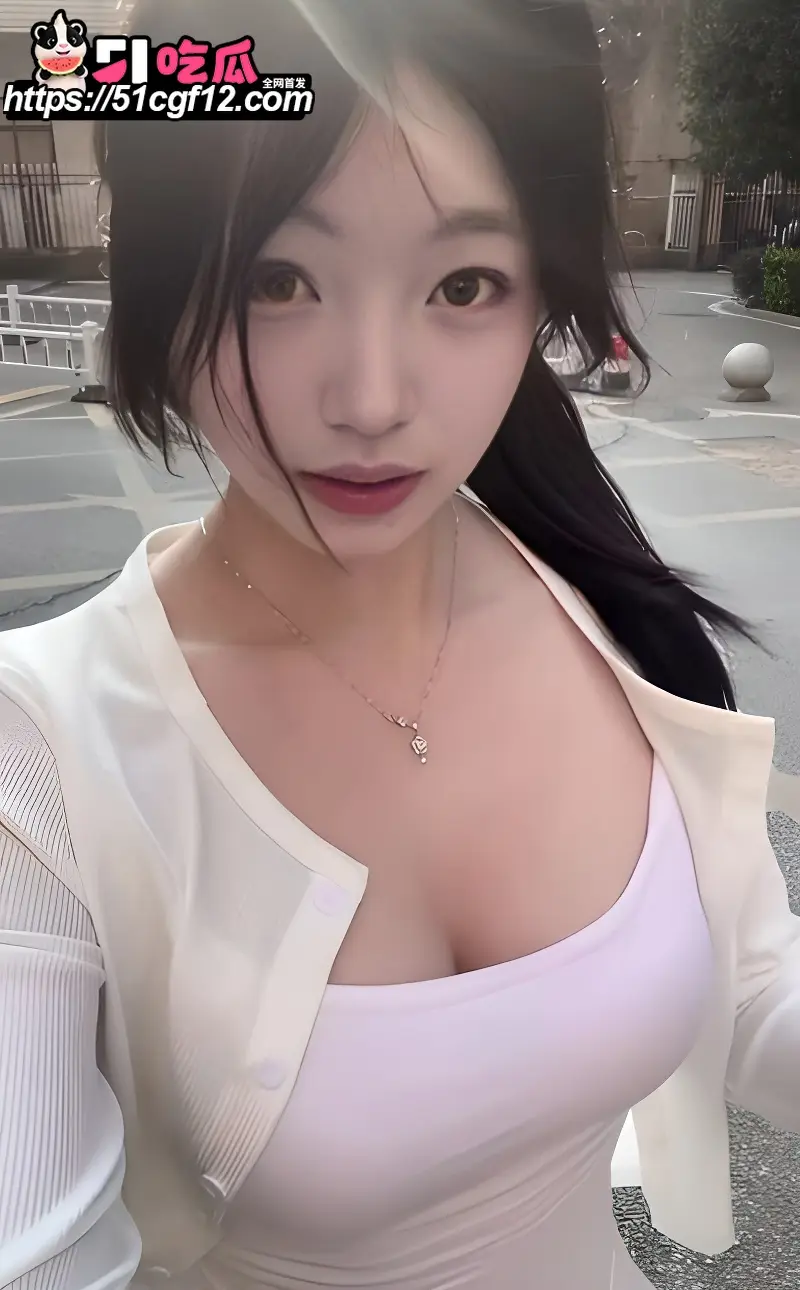 清纯可爱邻家妹妹 下海直播大秀 被精神小伙抠逼调教 连哄带骗玩成骚狗 图1
