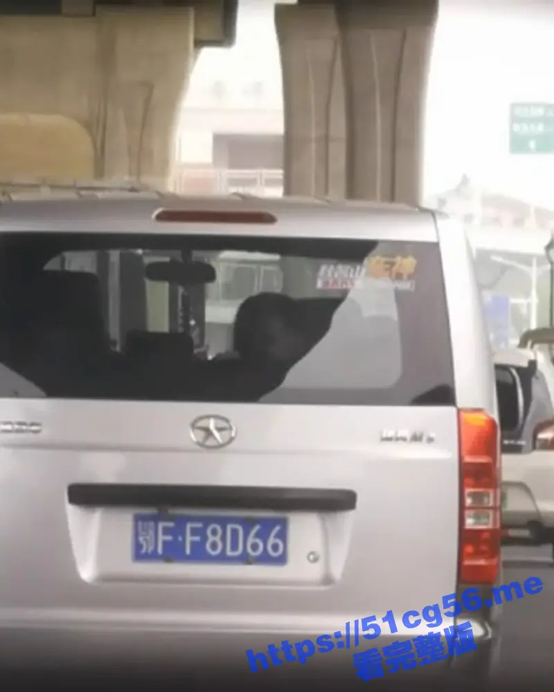 湖北襄阳马路街头惊现车震现场 女的边看窗外边女上位狂骑 路人围观太刺激了! 图1