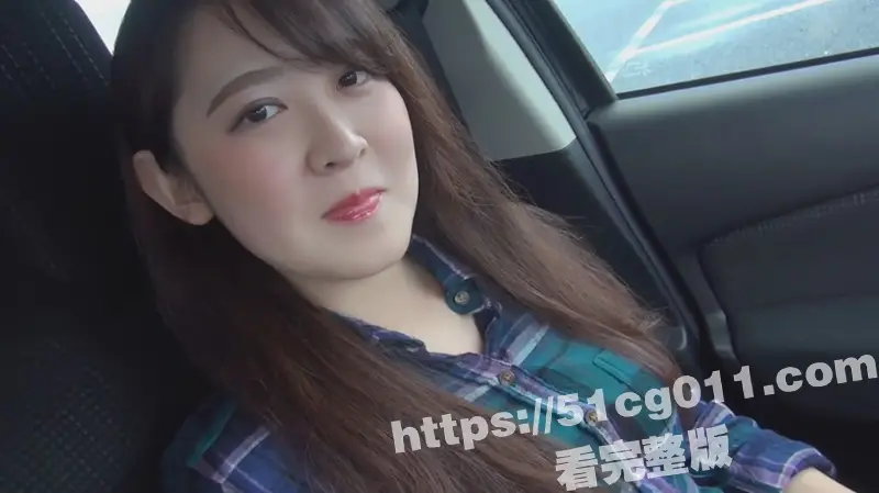 日本极品美少女 皮肤白嫩美乳翘臀 白虎嫩穴感觉像刺身一样可口 被猥琐大叔玩出白浆 带到酒店疯狂爆操 图1