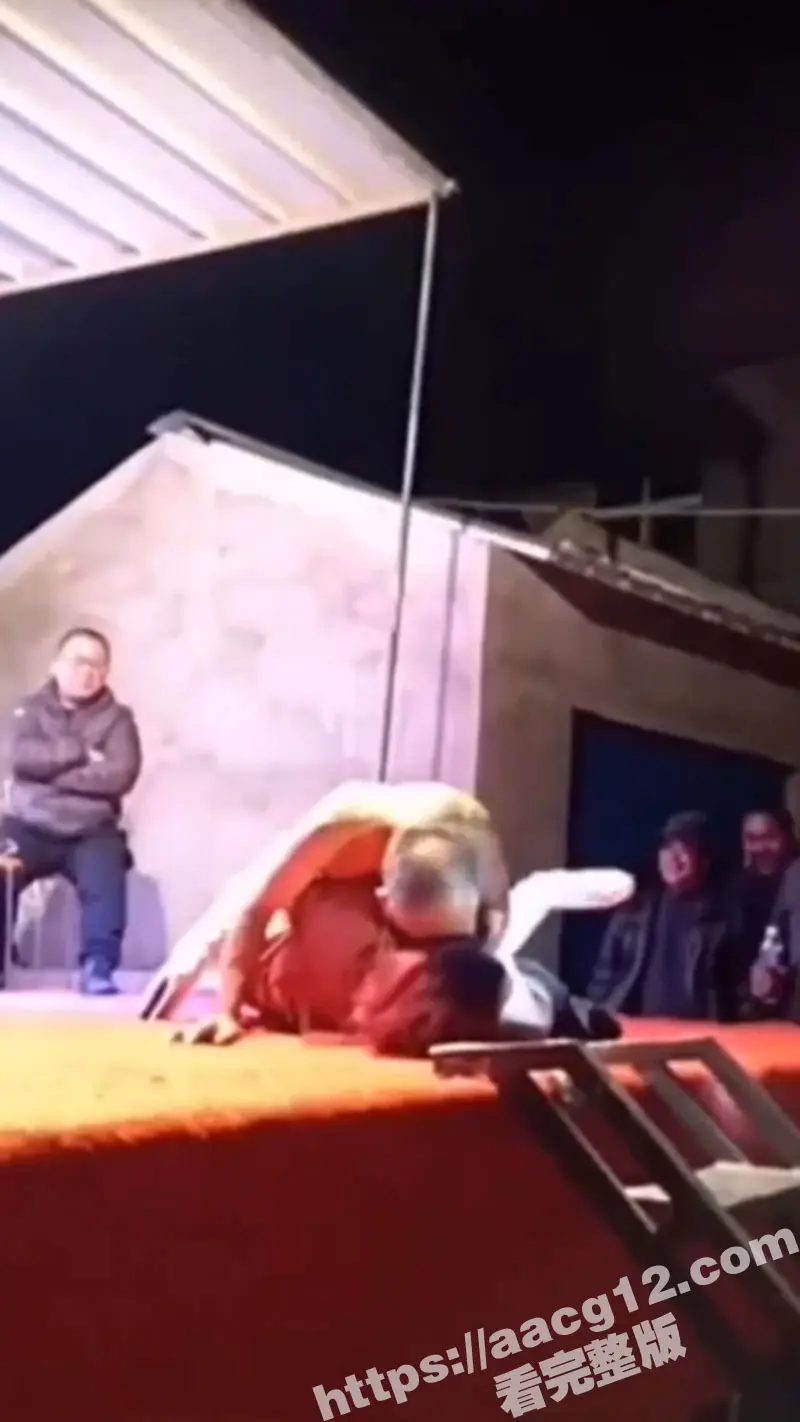 惊爆!乡村晚宴现场惨案!妖娆舞娘登台献艺 却被饥渴老登强行推倒施暴 全场群众瞠目结舌! 图3