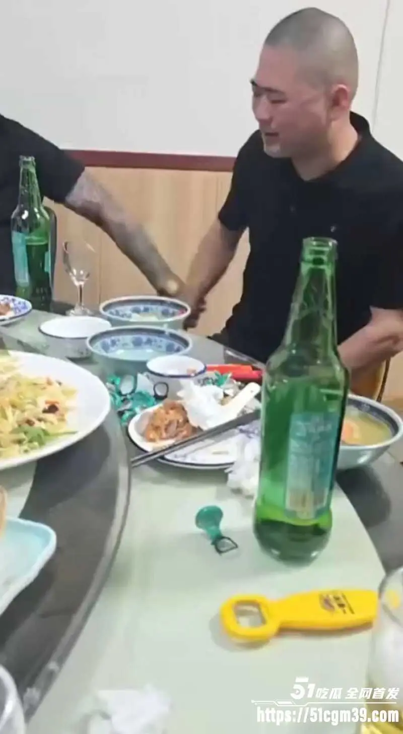 现实狠人当众生嚼碎玻璃 满嘴鲜血却面不改色 颠覆三观大开眼界! 图2