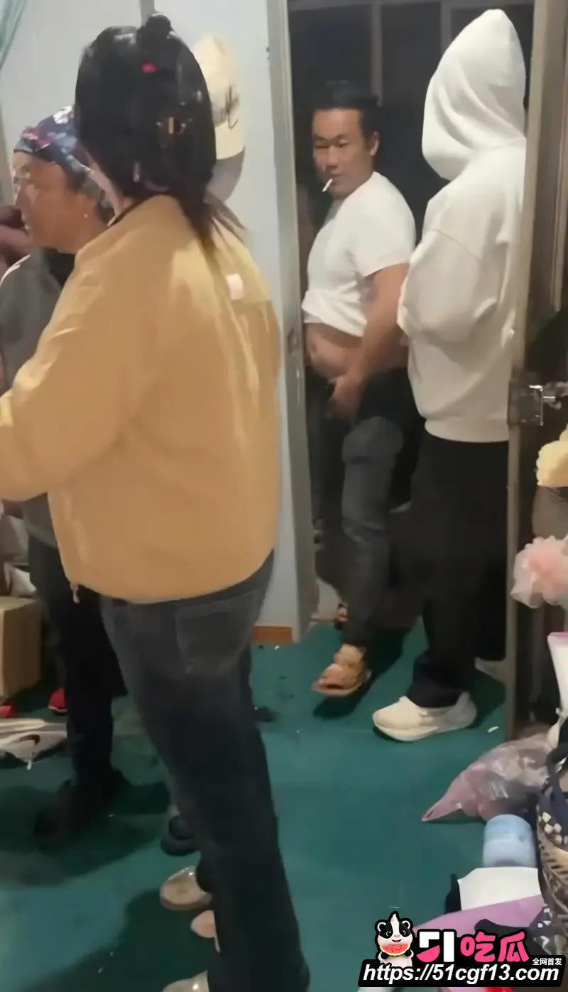 藏族炸裂抓奸现场 小三对面众人全程微笑 原配当场怒扇耳光! 图4