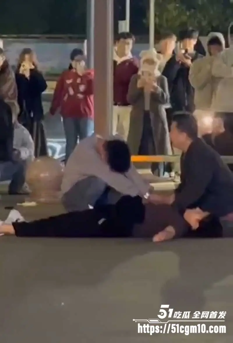 潮汕人妻当街抓奸 小三竟是男GAY 老公认怂跪街求饶 女子怀疑人生当场崩溃大哭! 图5