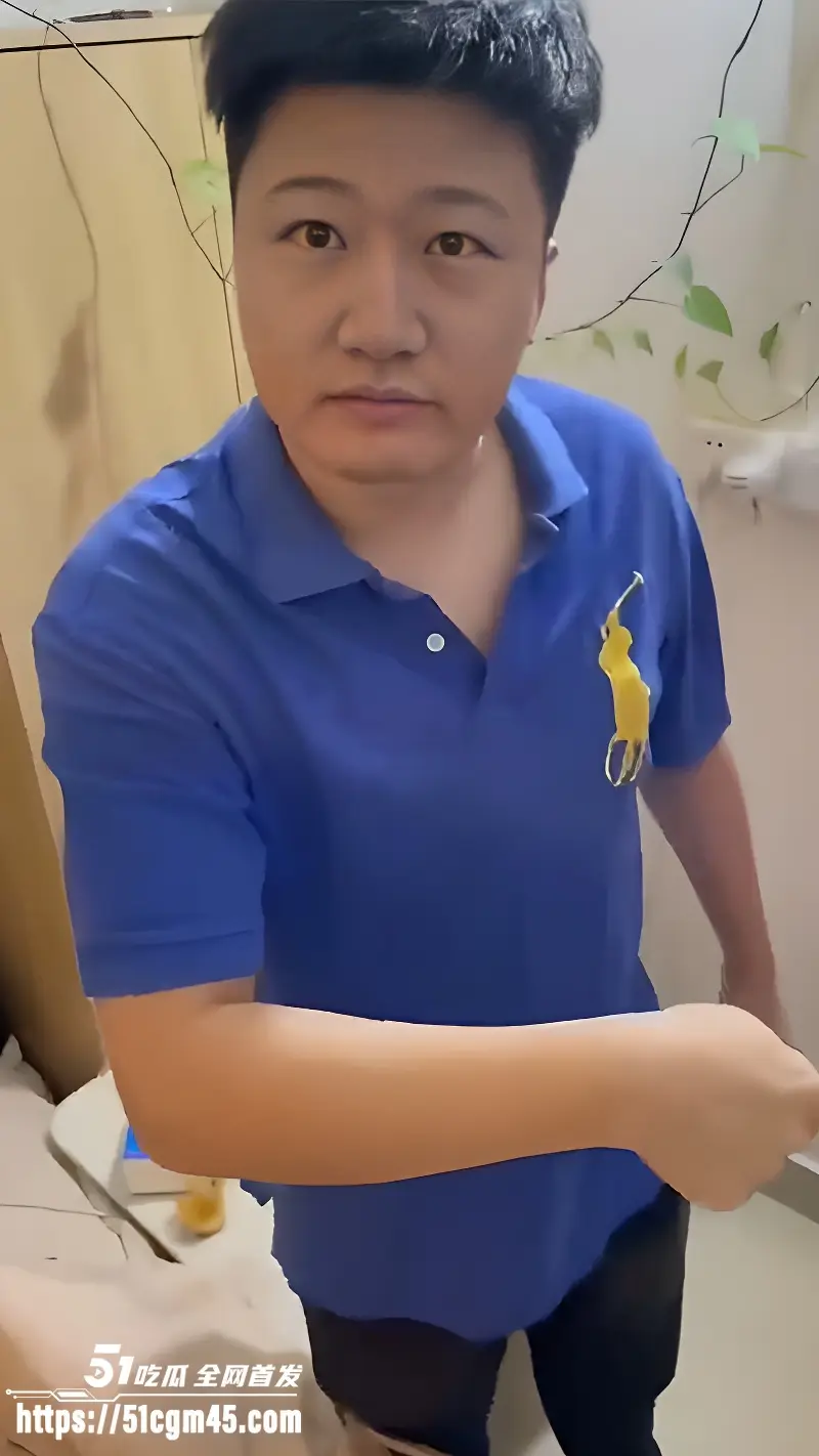 男子现场捉奸直拍 对话奸夫 你搞了多少次我老婆 对方毫不惧慑嚣张至极！ 图1
