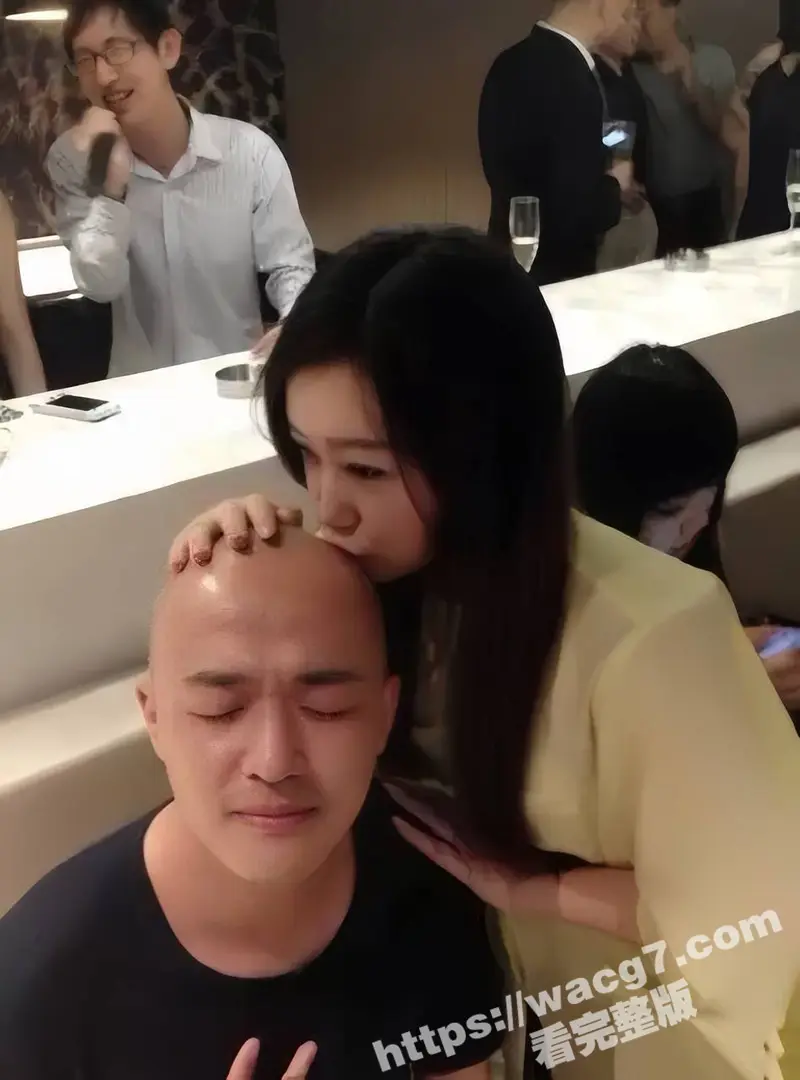 娱乐圈大瓜!素人博主晒与包贝尔早期亲密照片 被包贝尔私信威胁 博主回怼尽显暧昧!包文婧坐不住了! 图1
