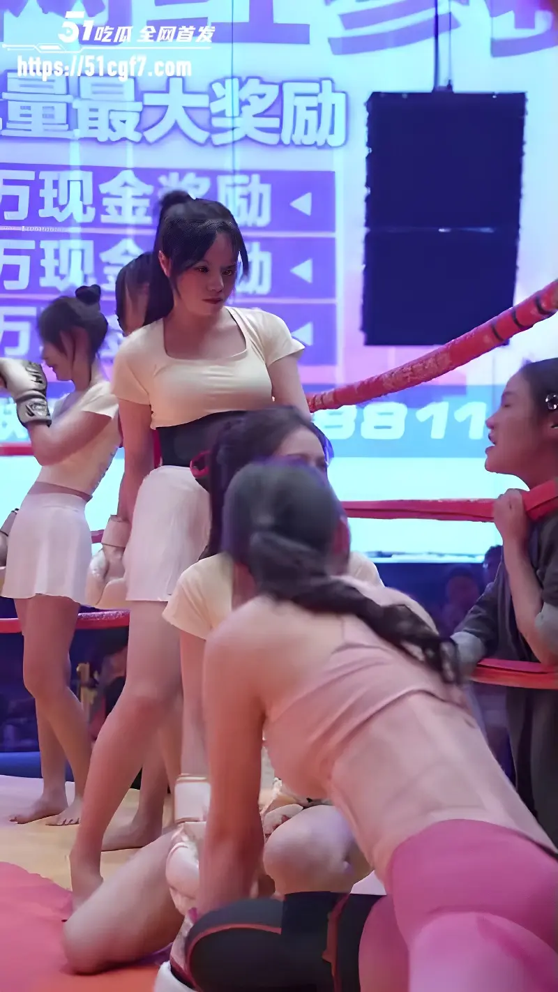 天宫酒吧商务拳击 妹子做梦都想不到上班还要打拳 整容植入打变形了 算谁的? 图2