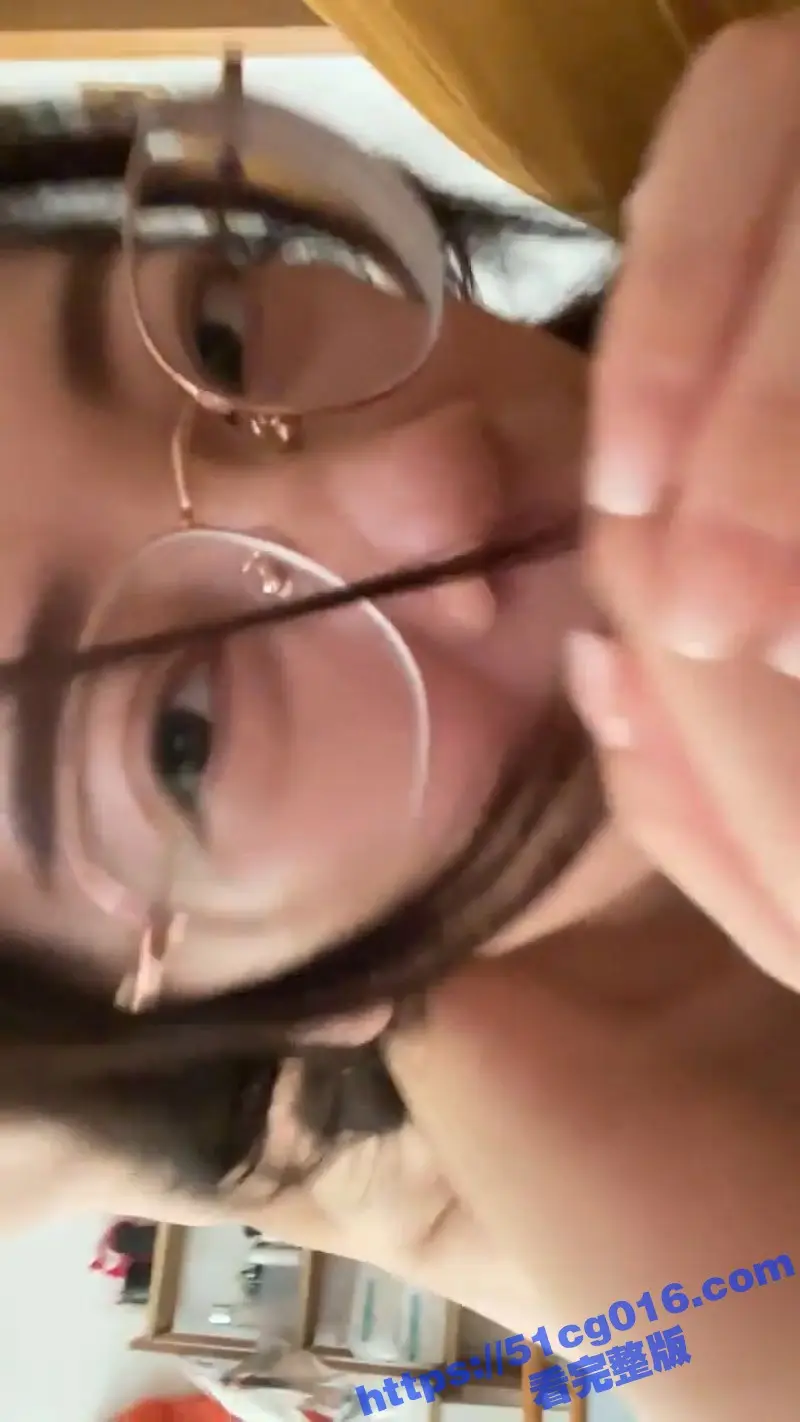 最骚还是眼镜妹 青海师范大学甜美反差学妹 马钰欣 被调教得很乖巧的小母狗露脸吃鸡 图5