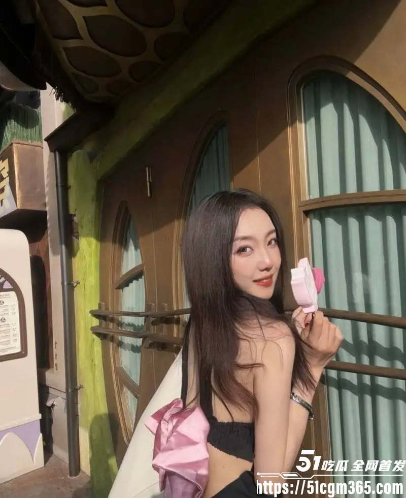 英国利兹女留学生 一吱丸子 吊多民富二代 各种场合深喉吞屌喷精浪叫 玩转富豪圈堪称时间管理大师！ 图3