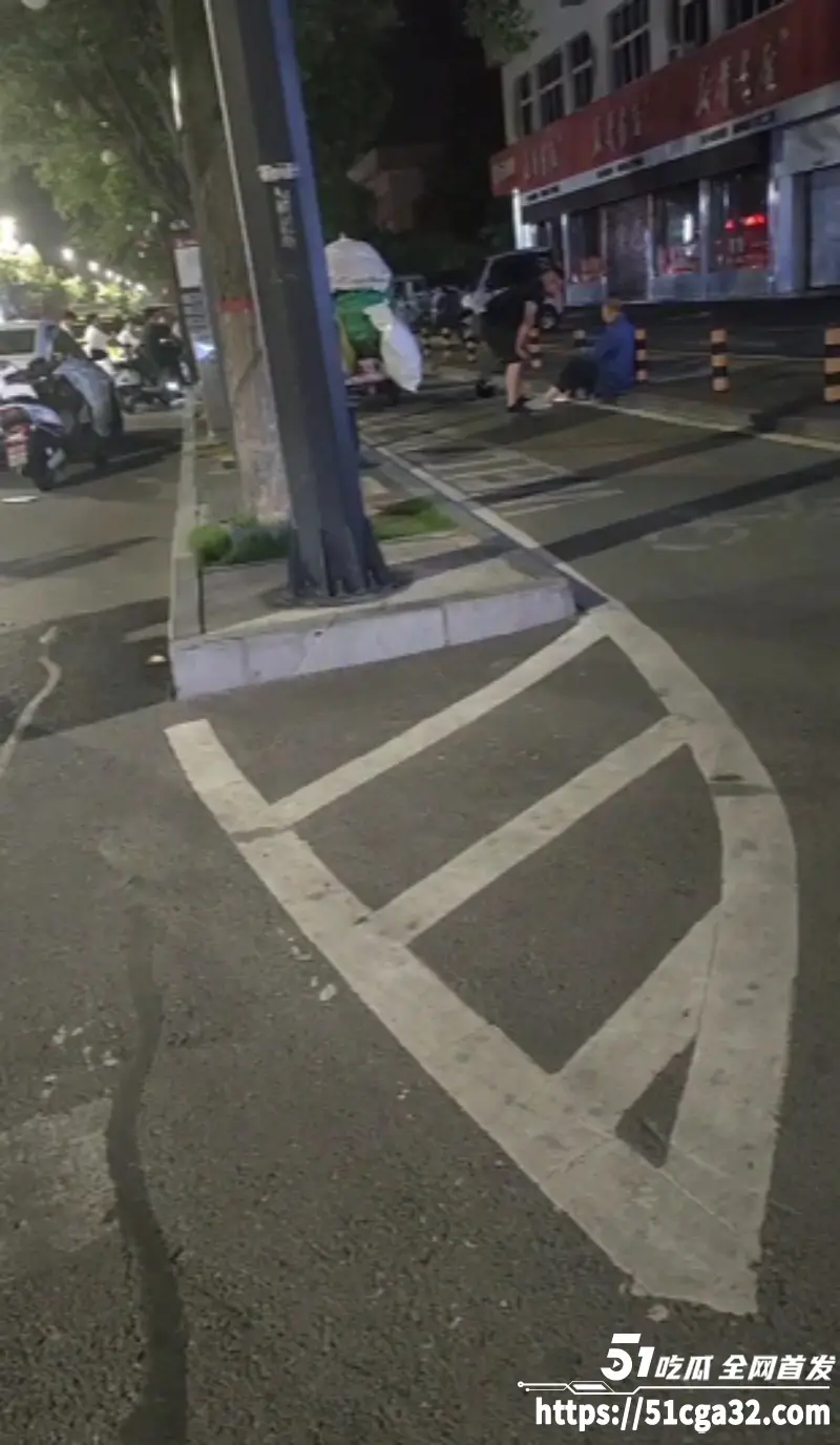 河南一男子深夜醉酒后 手持头盔当街暴打拾荒老人 猛击其头部老人哀嚎不断 现场视频引人公愤！ 图5