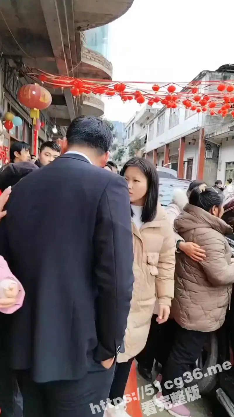 云南昆明 刚要结婚的小情侣 结婚当天娘家突然加价30万的彩礼 男方家人大闹婚礼现场 图1