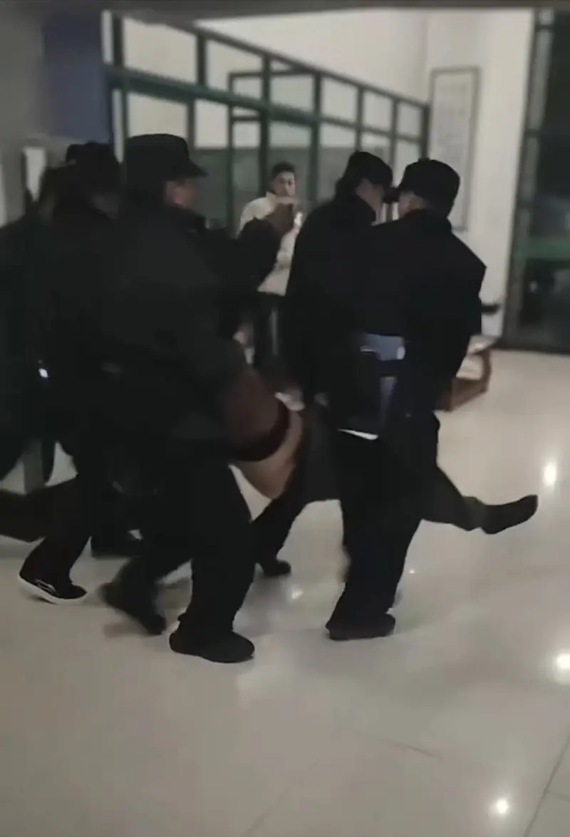 现实版刺杀小说家!大学生为写番茄小说熬到疯魔 半夜狂喊已升仙吓懵舍友 拳打脚踢渡劫不成反被抬走! 图3