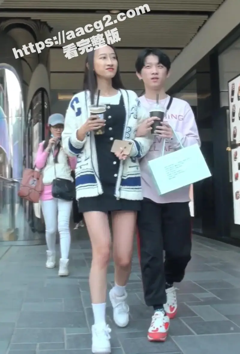商场街拍 大神抄底尾随跟拍多位高颜值美少妇 白嫩美腿 让人大饱眼福! 图9