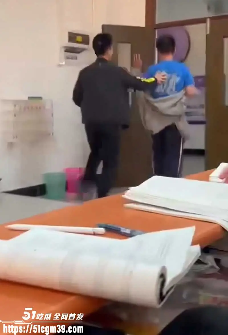广州理工大学惊现发疯代课哥 被抓包怒骂老师 现场视频看懵全网 图3