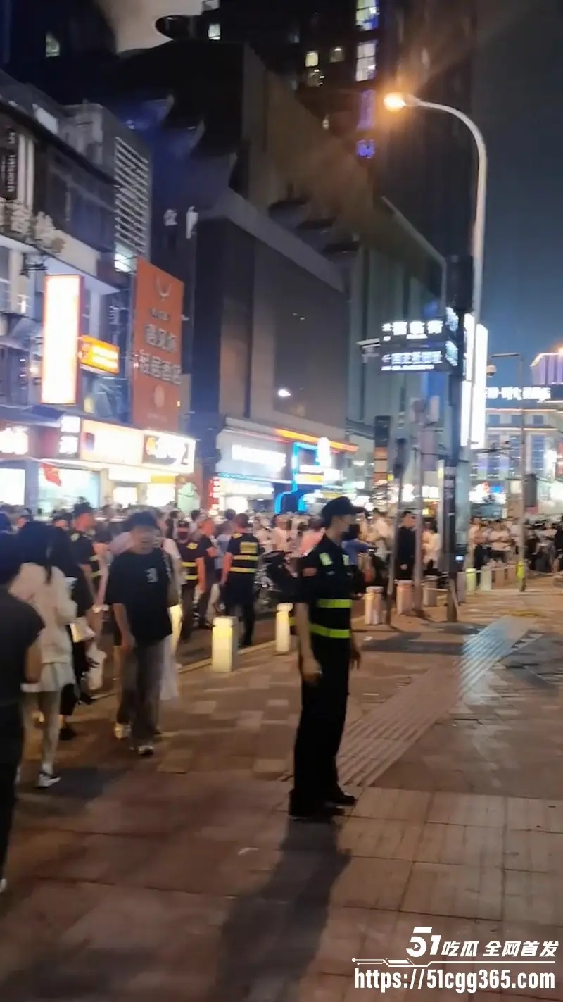 长沙五一广场国庆跳楼惊魂！男子坐在边沿楼顶 楼下无数人围观 现场目击视频流出！ 图1