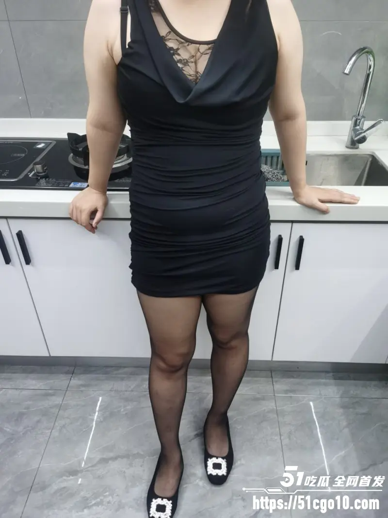 乱伦大神 小雪妹 心机妈妈穿黑丝诱惑儿子 挑逗完就想走 被儿子按住狠狠暴操 图1