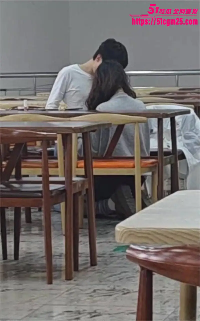 大学生情侣上演食堂激情 镜头前舌吻调情毫不避讳羡煞众人 图1