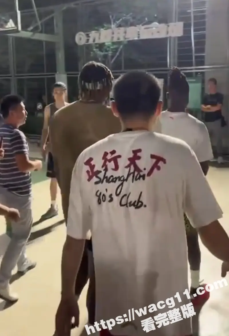 上海徐家汇公园 黑人网红弘文Tim 骂中国人老日本 还动手打人 现场却没一个中国人敢动手 图6