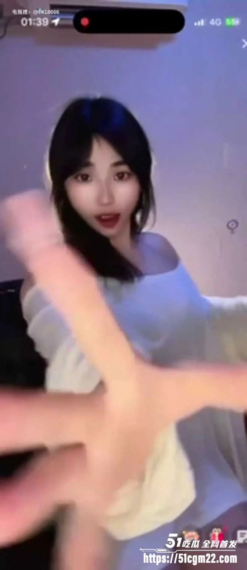 抖音快手网红闪现镜头合集 直播意外漏点乍泄春光 各种美腿美白身材一闪而过 图4