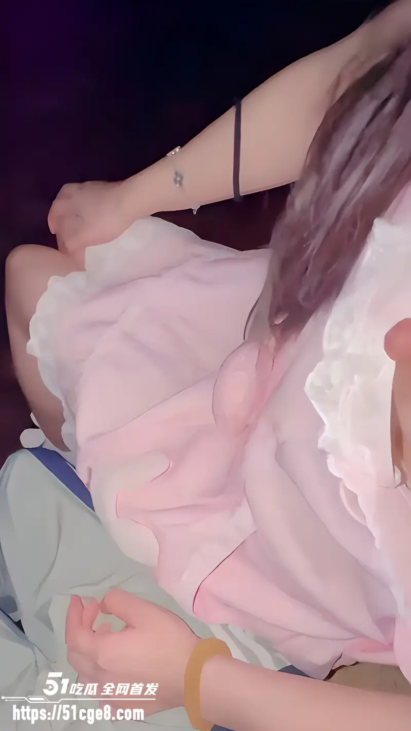 51原创野猫小怪兽 和好妹妹半夜公园长椅做爱 开裆内裤随时进入 野外刺激拉满 图1