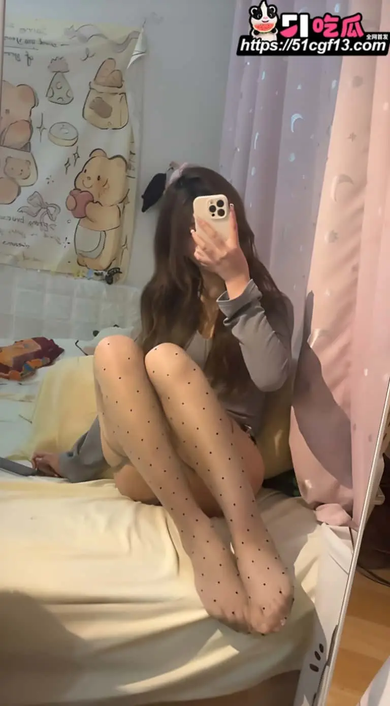 高颜值精神小妹自慰视频 身着情趣黑丝大秀美腿 假屌快速抽插自慰高潮淫液狂喷! 图5