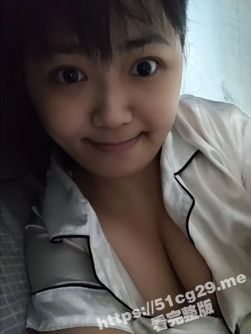 香港 清纯微胖反差婊 钟慧婷 喜欢真空外出和超大肉棒插入 给男友吃鸡 啪啪啪 自拍视频流出 图1