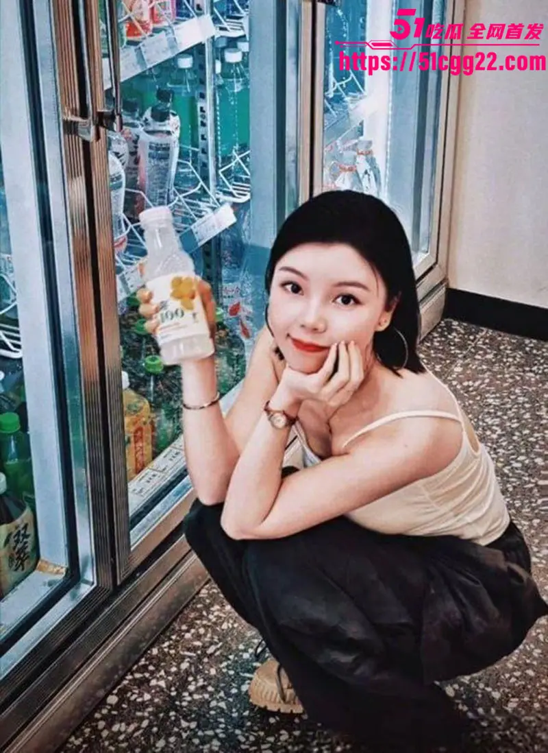 广西极品人妻 罗露珠 偷情约炮道具狂震小穴自慰勾引 穿着渔网连体衣与炮友激情床战 被丈夫发现曝光! 图2